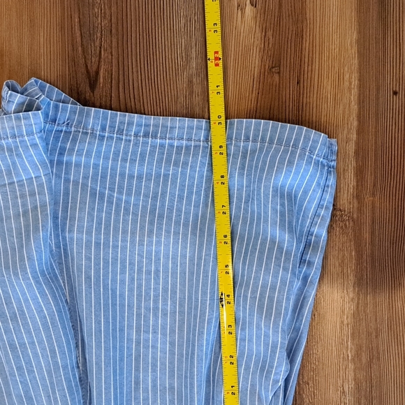 Gently worn 1250°C adorable short rompers in crisp blue/white pinstripe. Sz s - Picture 8 of 8